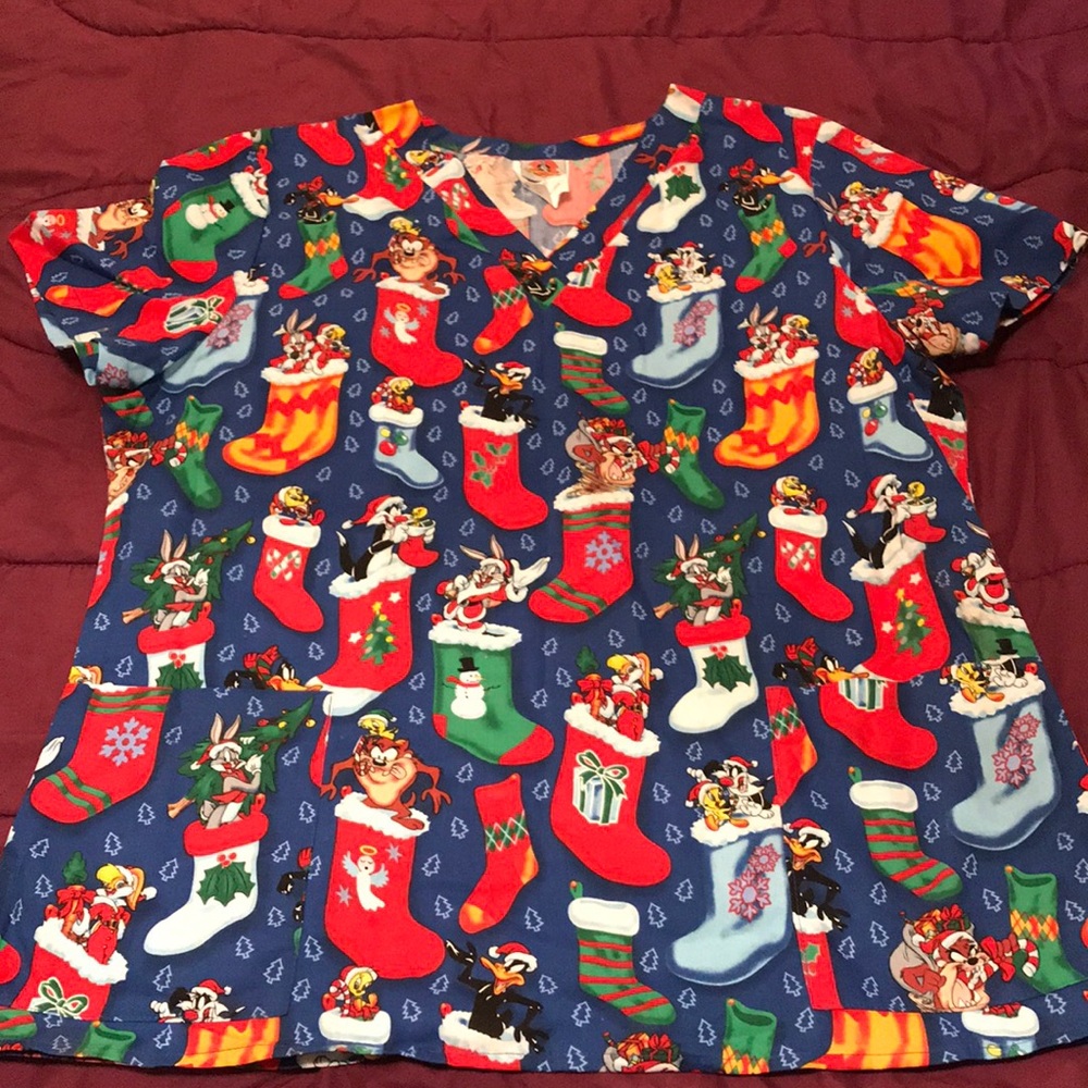 LOONEY TUNES CHRISTMAS 🎄 SCRUB TOP